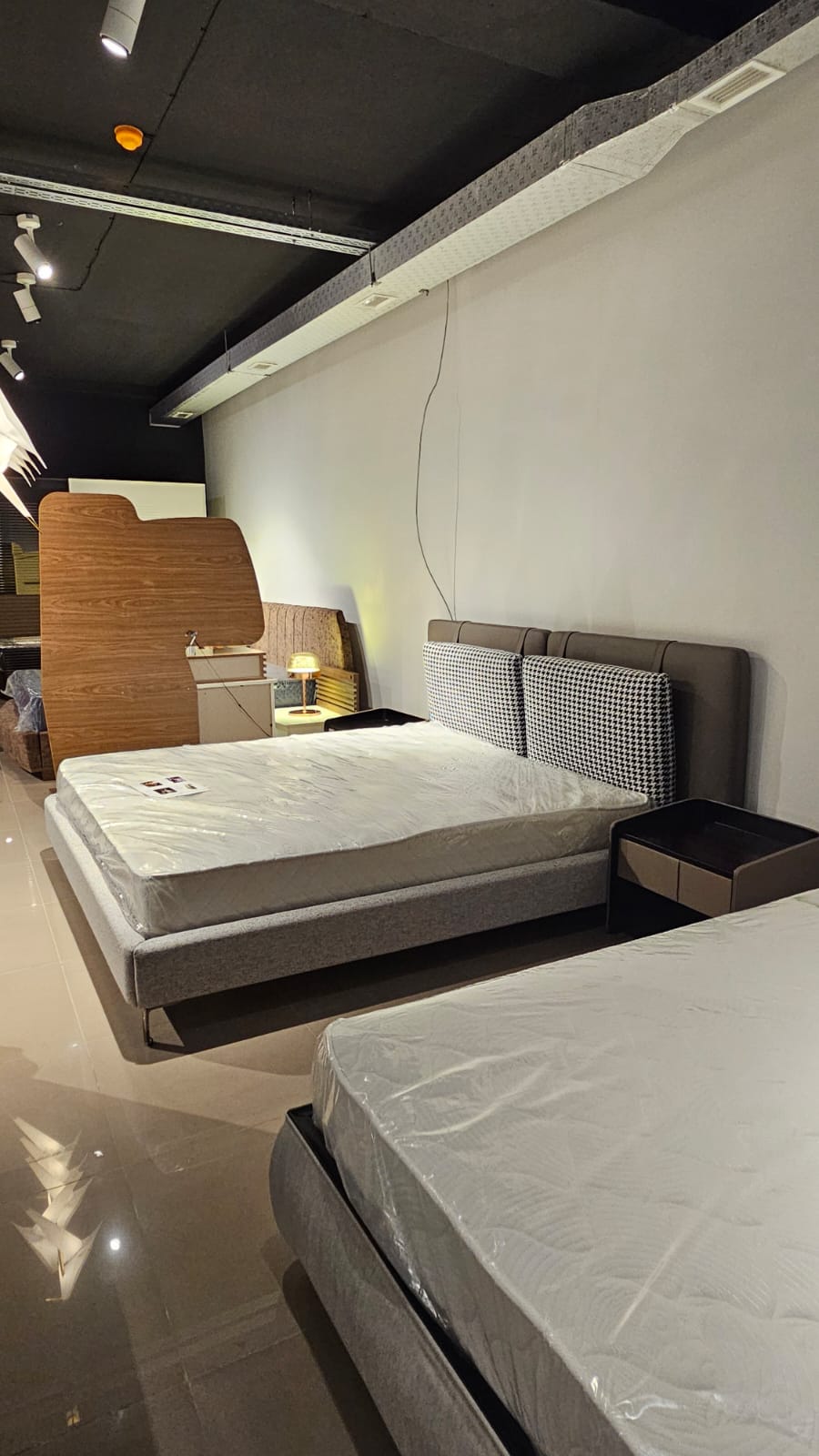 LINES -𝟒𝟗𝟎𝟎₾